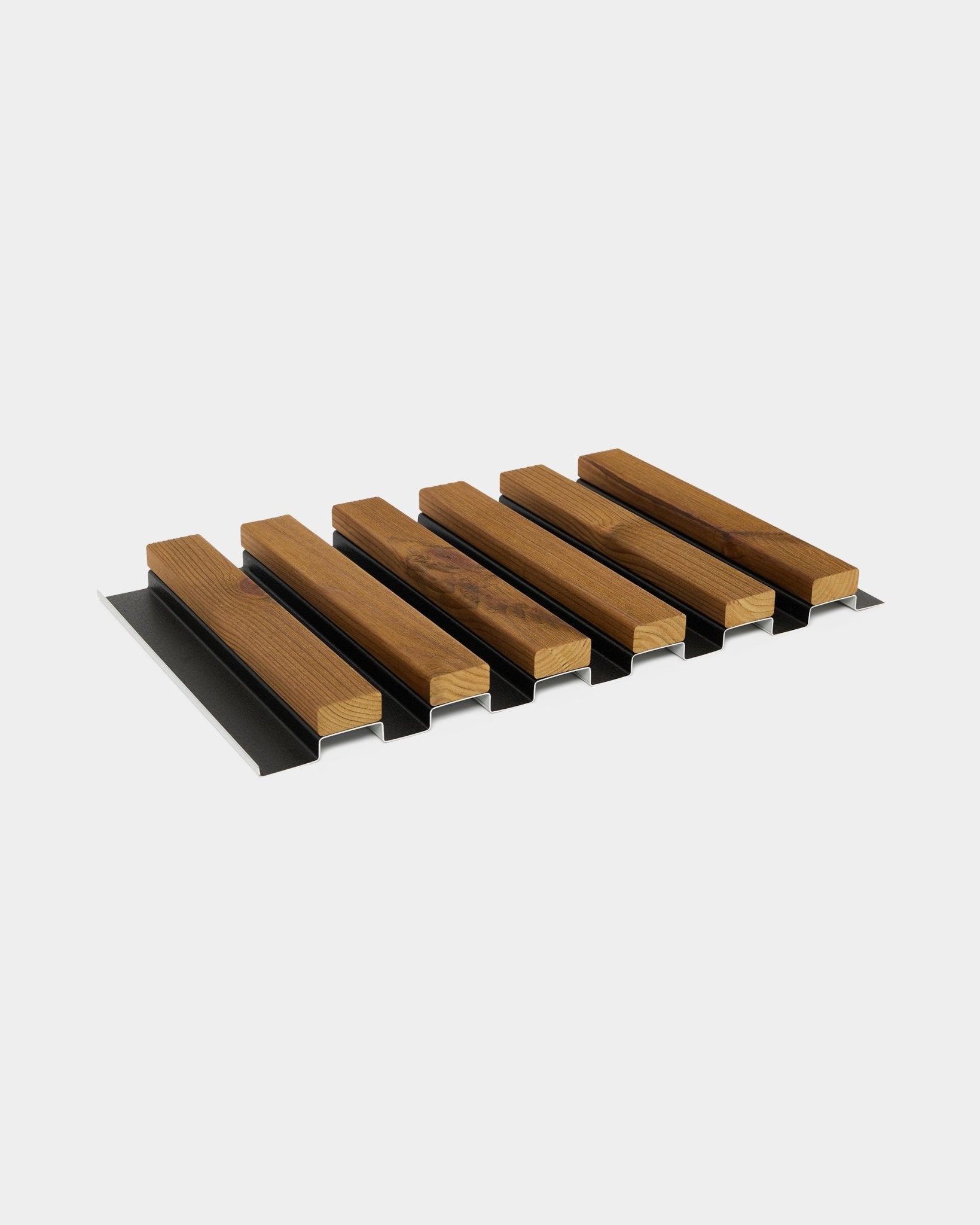 WoodUpp Aluwood gevelpaneelstaal in geolied brown (45,7 x 27 cm), met afwisselende houten latten en black stroken voor akoestische prestaties.